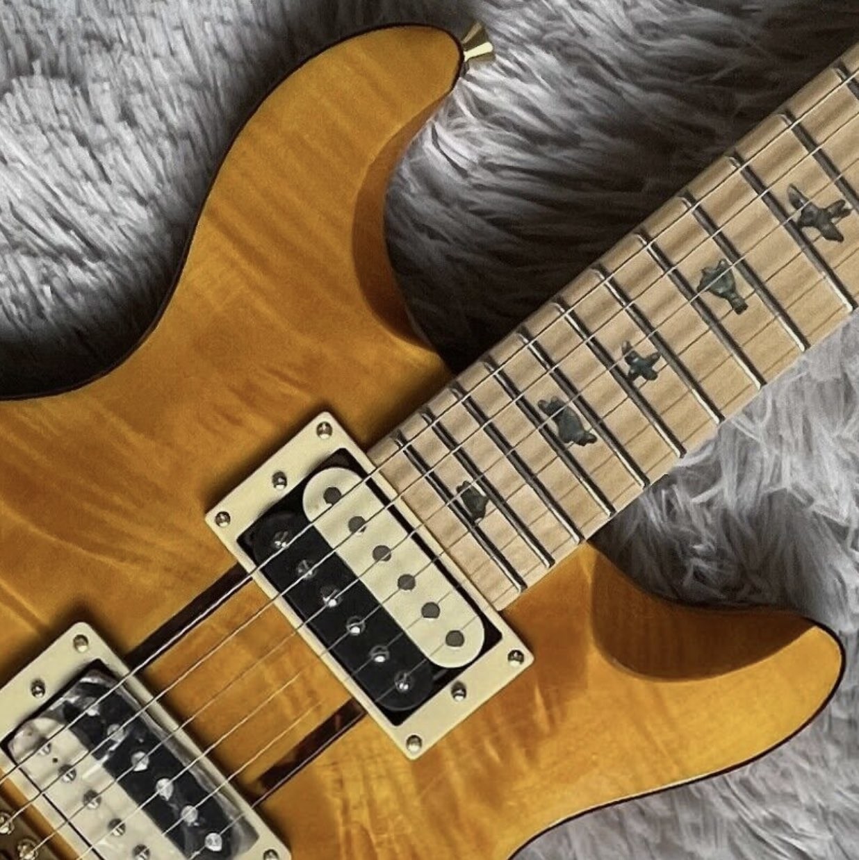 Custom Yellow Santana Retro Electric Guitar Flamed Maple Top Veneer HH Pickups Tremolo