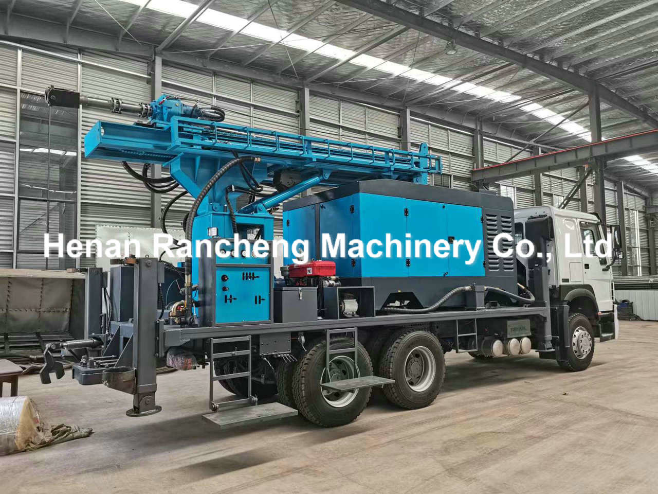 500m Depth Well Drilling Rig Water Trucks 266HP Load Engine 40 - 130rpm Rotary Speed