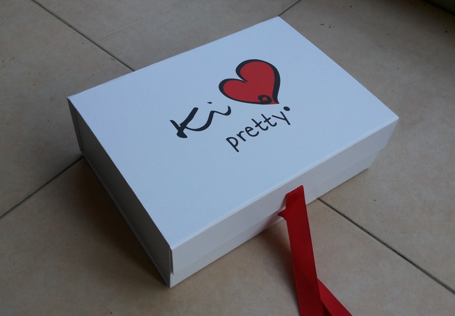 Wholesale customized cardboard magnet gift packing flat folding box with silk ribbon
