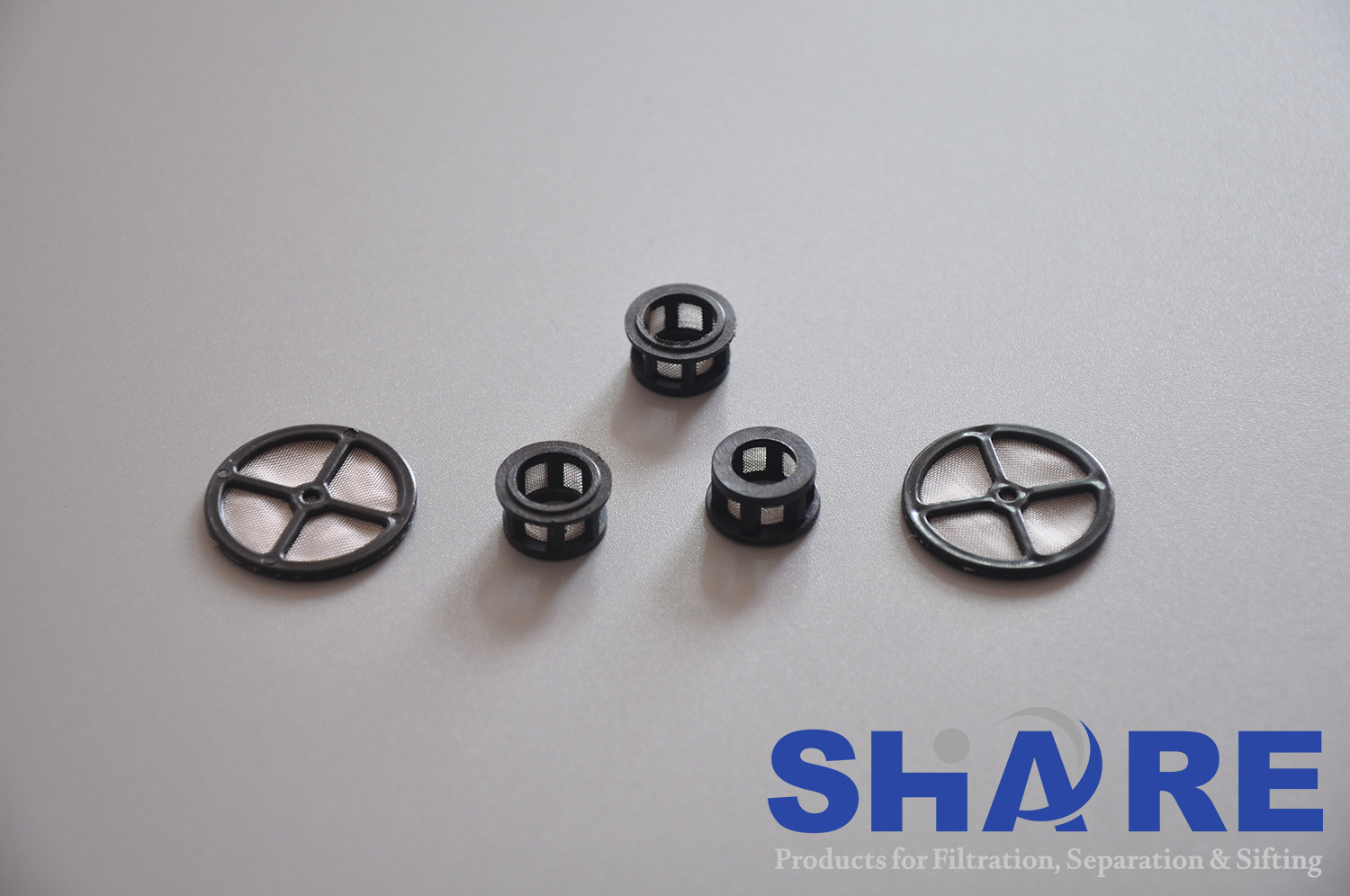 Molded Filtration Devices With Integrated Mesh Inserts