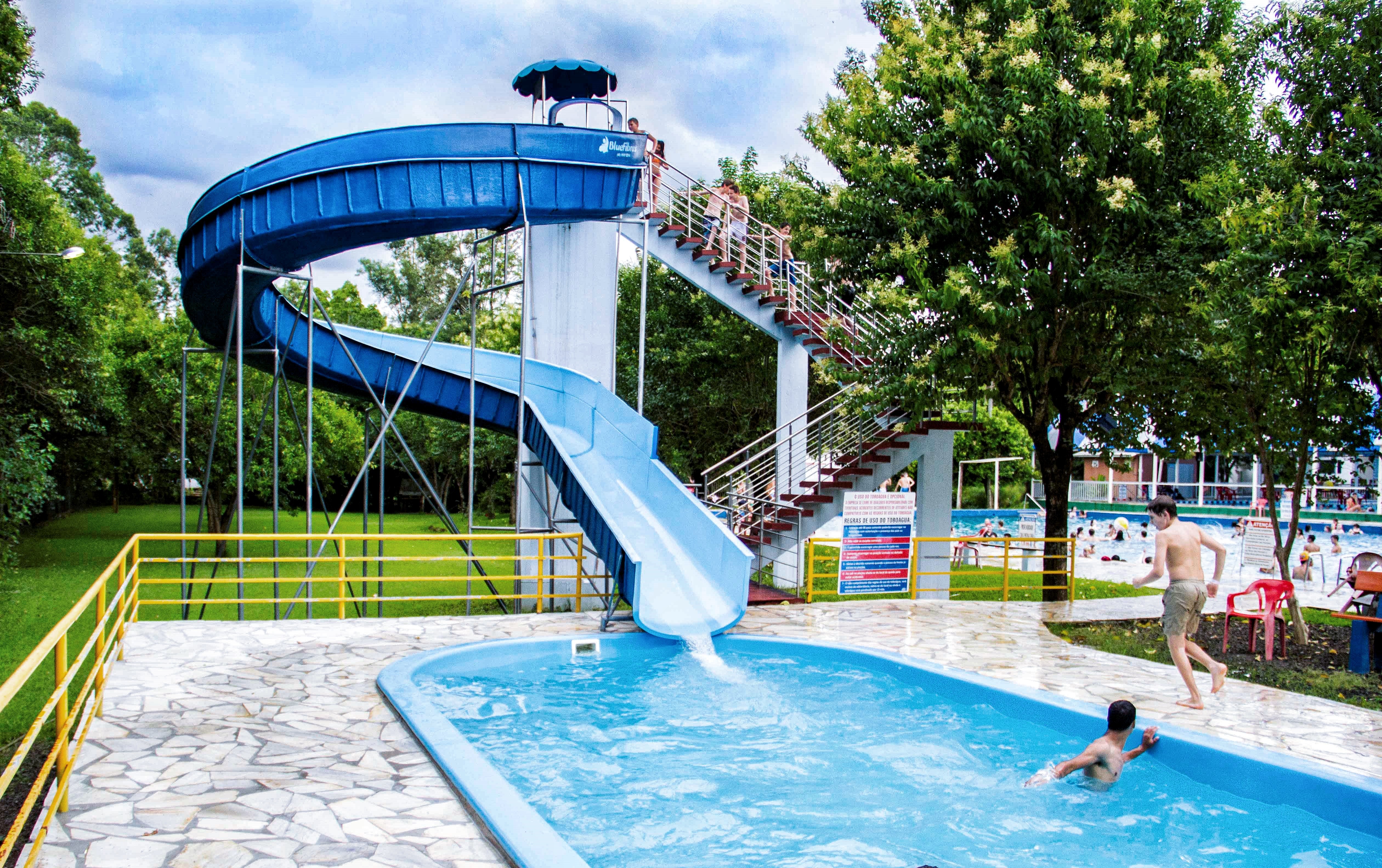 Water Park Game Swimming Pool Equipment 3-5m High Fiberglass Slide For Children
