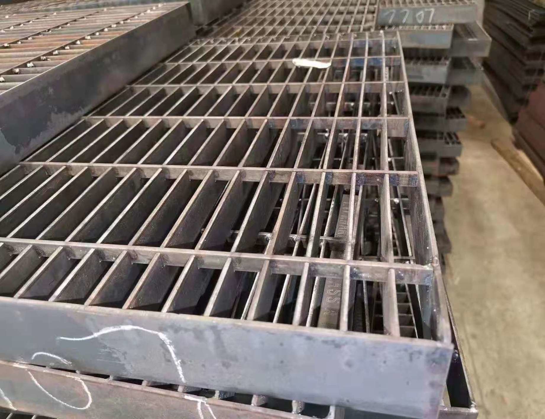 Carbon Steel Dense Grated Metal Sheet 20mm 60mm Metal Grid Flooring