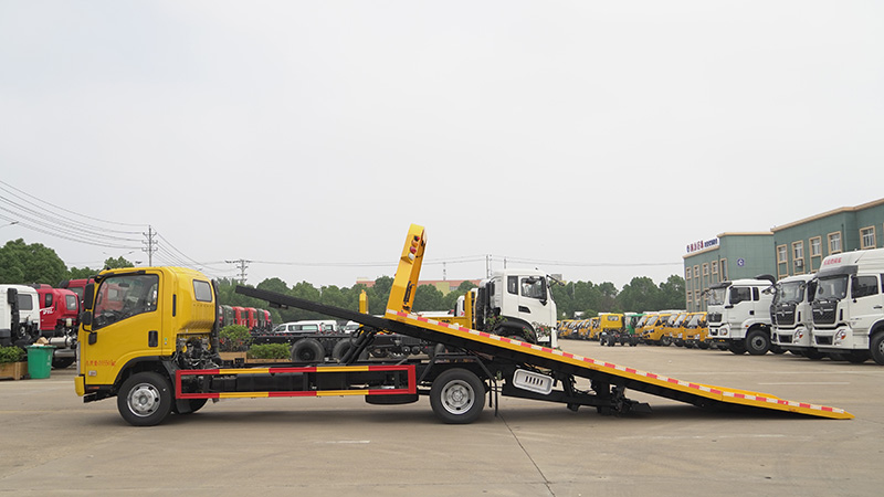 China Hot-sale ISUZU 4*2 Factory Price New Diesel Loading 4 T Towing 6 T Flatbed Tow Truck for Road Recovery