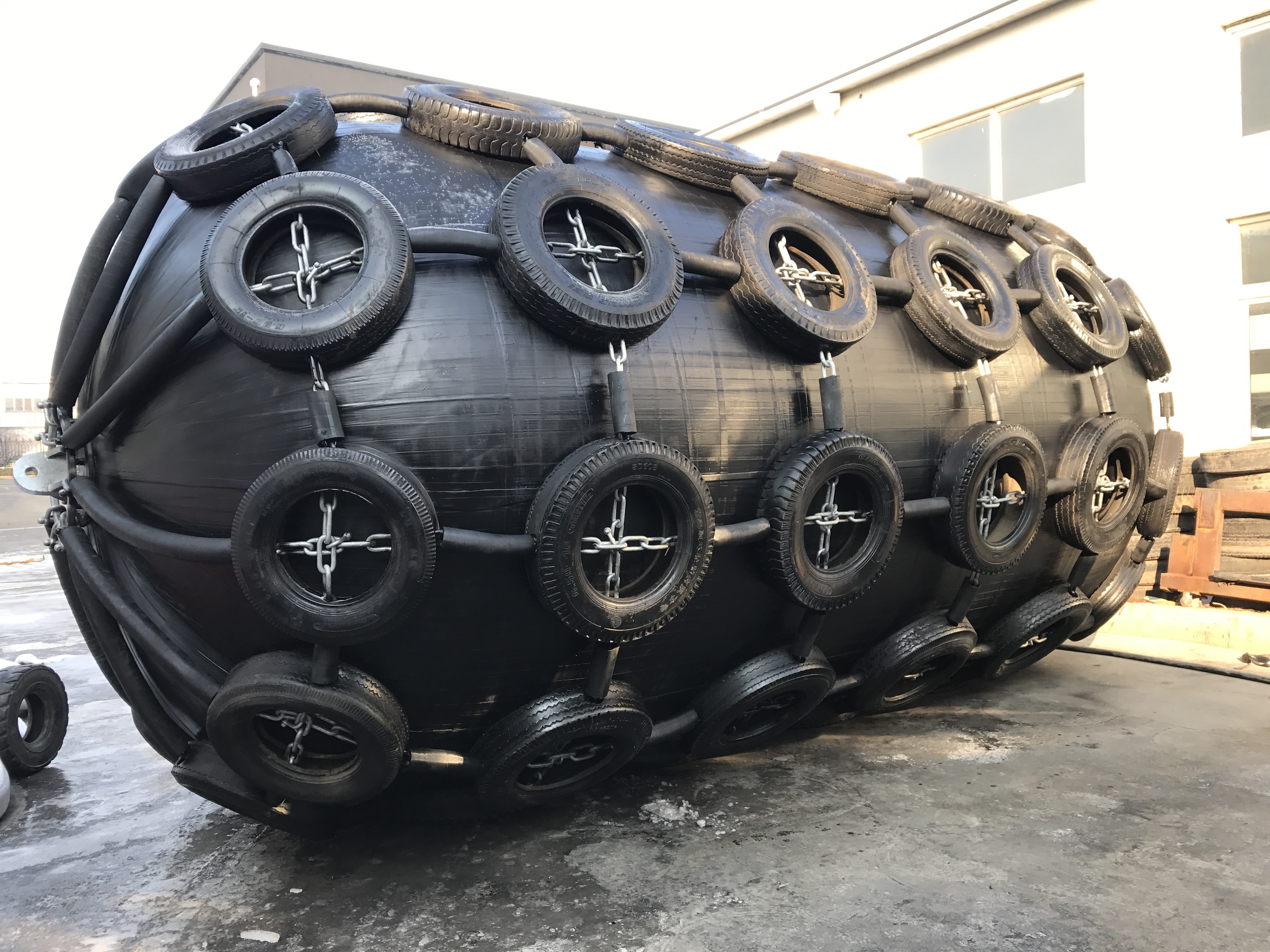 6-10 Years Lifespan Pneumatic Rubber Fender For Chain Net Type Efficiency