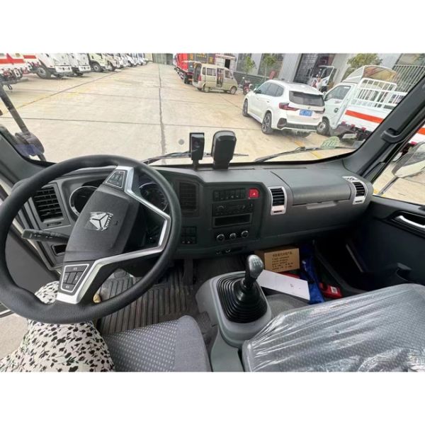 HOWO 4X2 8 Tons Load Gas Cylinder Transport Truck Euro III Standard 2 Axle