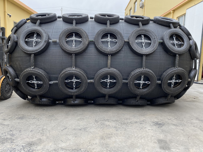 6-10 Years Lifespan Pneumatic Rubber Fender For Chain Net Type Efficiency
