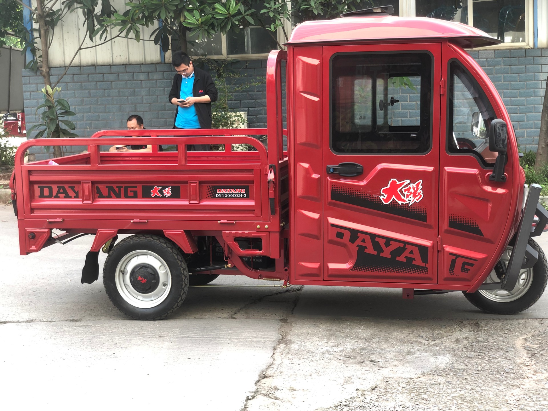 1500w 72V 45A Red Closed Body Electric Cargo Tricycle for Adult Maximum Speed 50-70Km/h