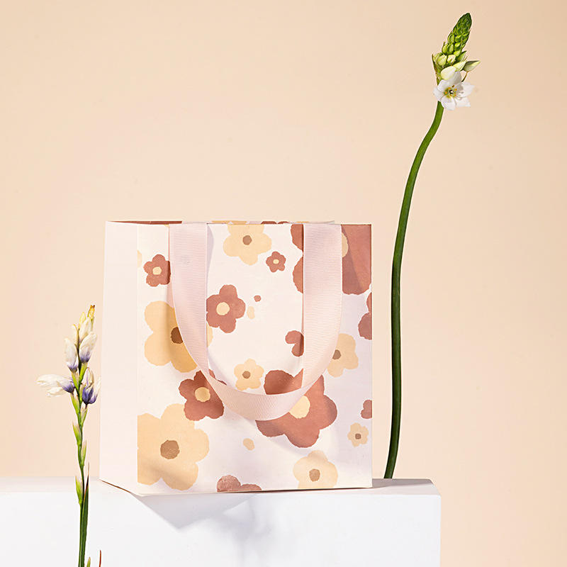 High End Oli Printing Flowers Style Cosmetic Clothing Shopping Paper Gift Packaging Bag with Logos