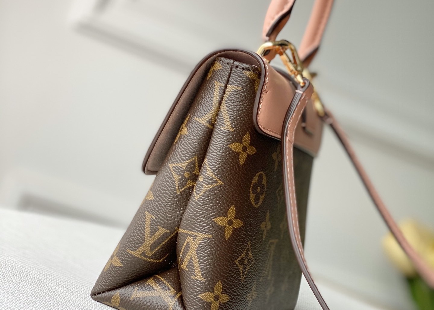 Women'S Black Handhold Luxury Bucket Bag With Lock Catch