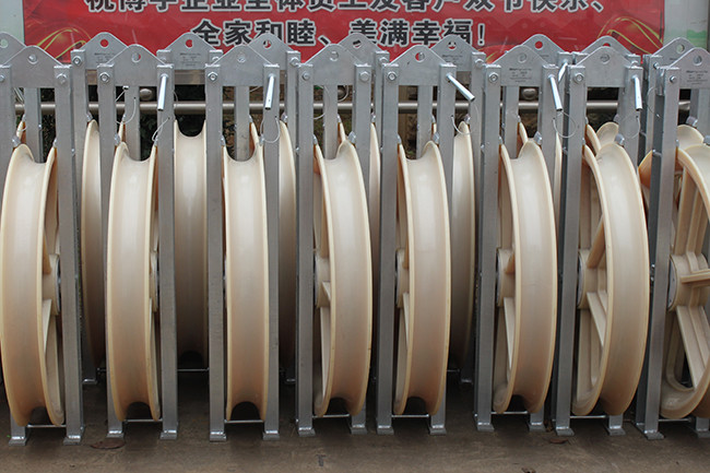 Single Wheel Aerial Roller Bundled Conductor Pulley For Stringing Rated Load 5kn