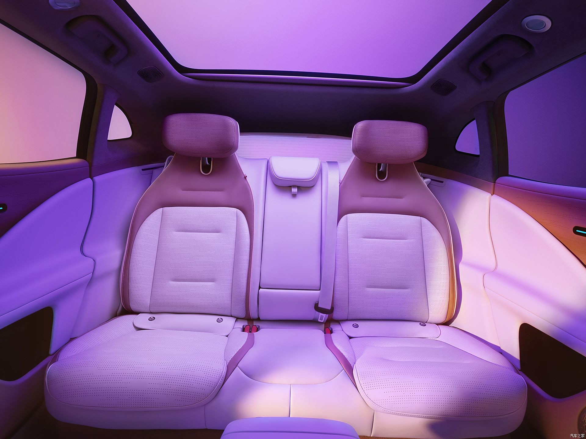 Changan Avatr 07 is a new high-end brand jointly created by CATL, Huawei, and Chang'an Automobile. It offers both hybrid and all-electric versions,