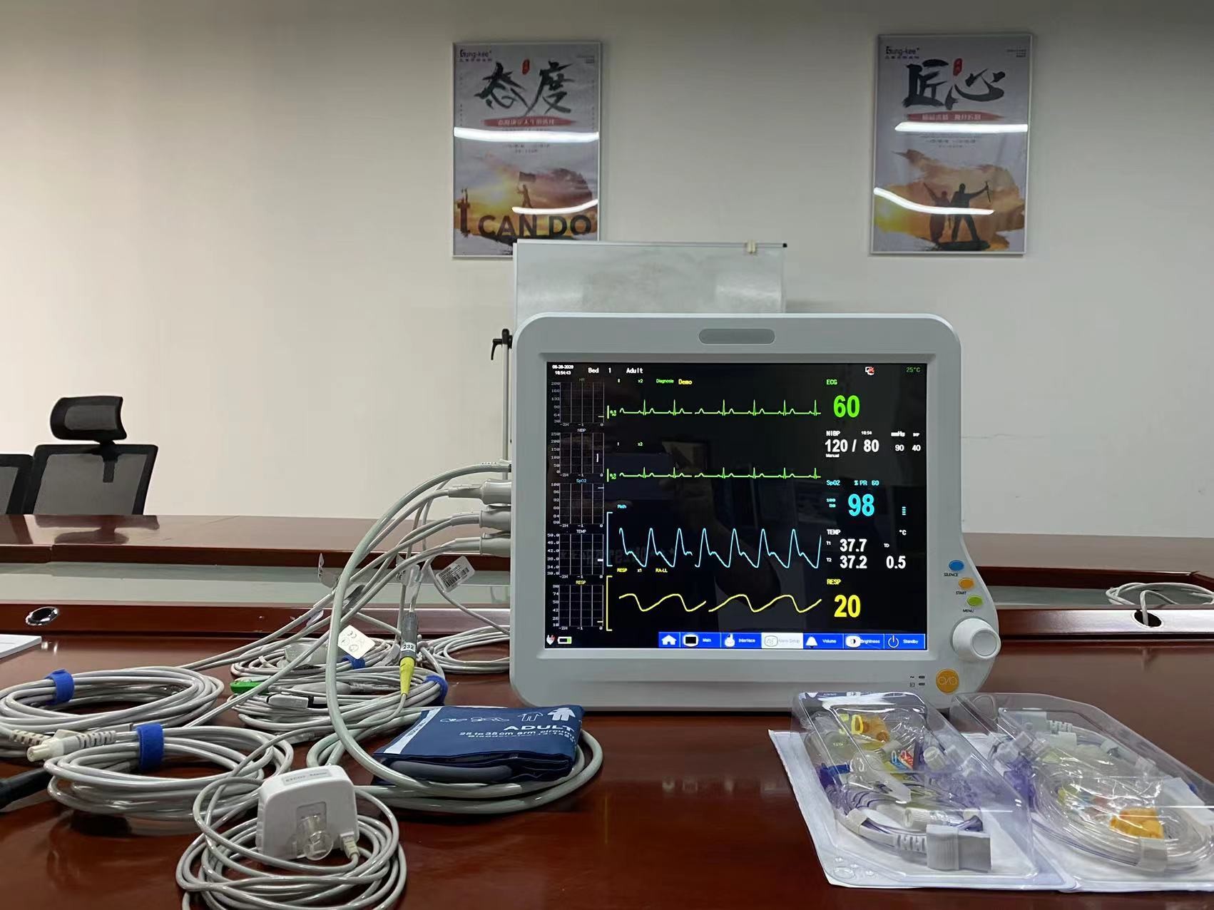 Pediatric Neonate Portable Vitals Machine 15 Inch For ICU Cardiac