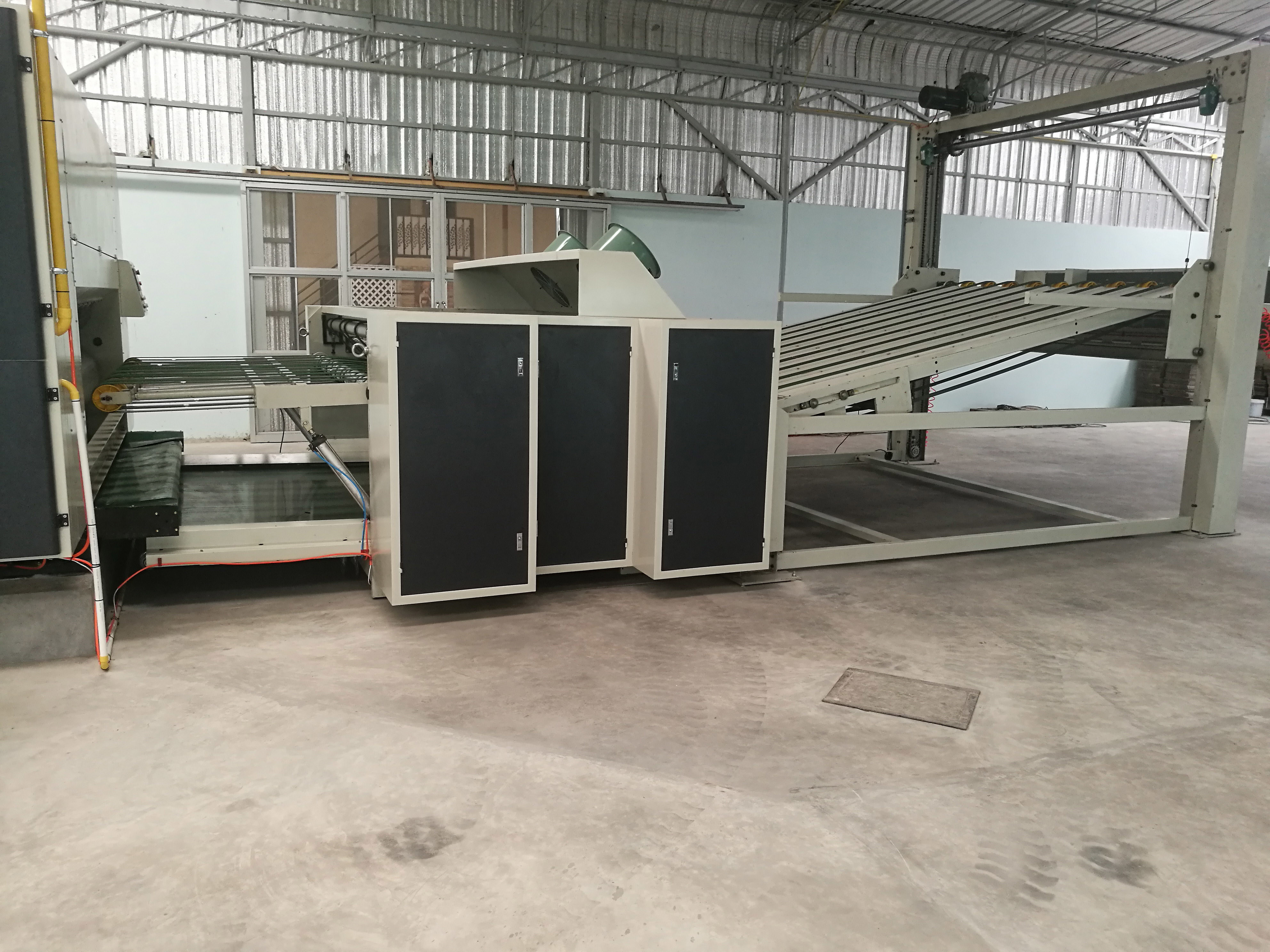 1632 Automatic 3 Color Flexo Printer Slotter Die Cutter Vibration Stacker