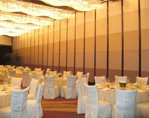 China Aluminum Frame Wooden Surface Movable Partition Walls for Restaurant wholesale