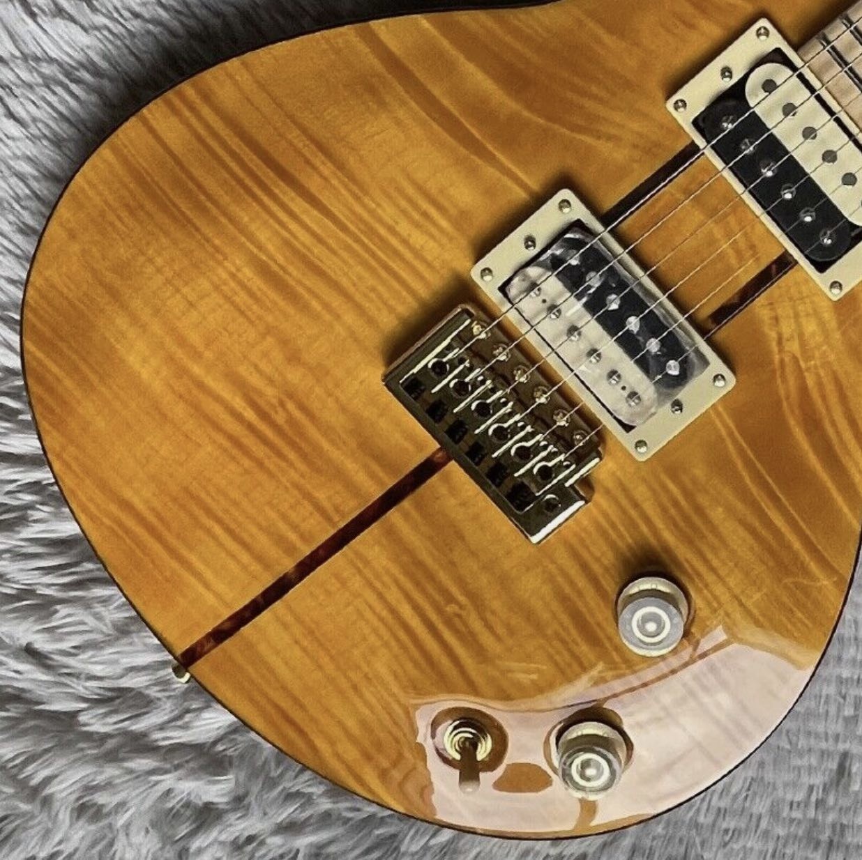 Custom Yellow Santana Retro Electric Guitar Flamed Maple Top Veneer HH Pickups Tremolo