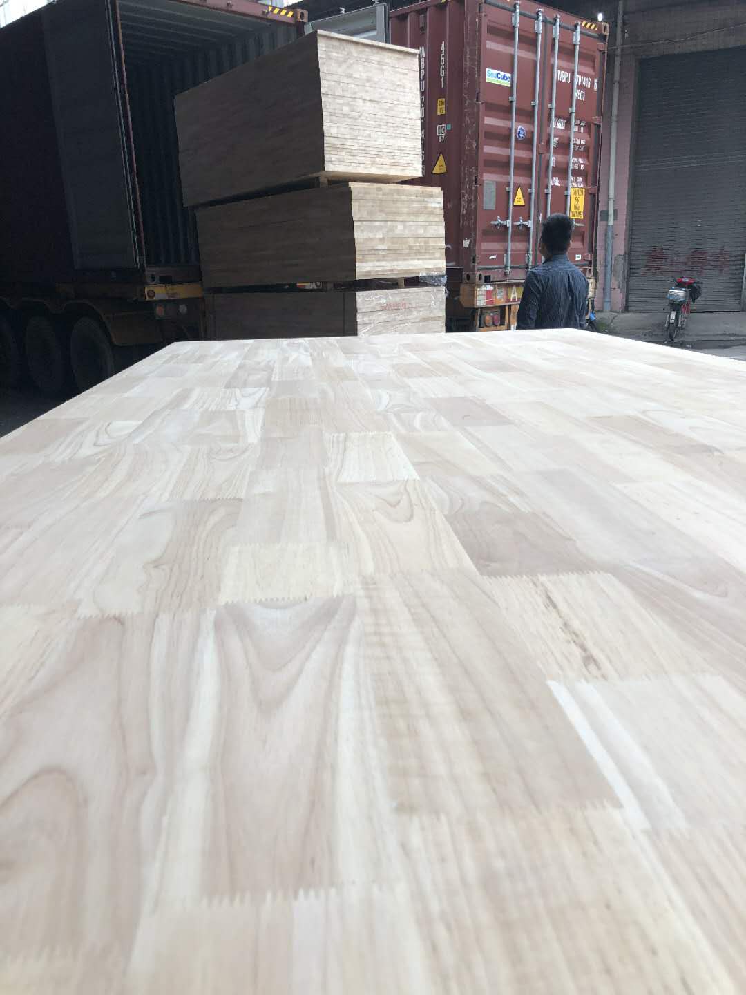 Eco Friendly Glue Used Grade Carbonized Yellow Rubber Finger Joint Hardwood Board