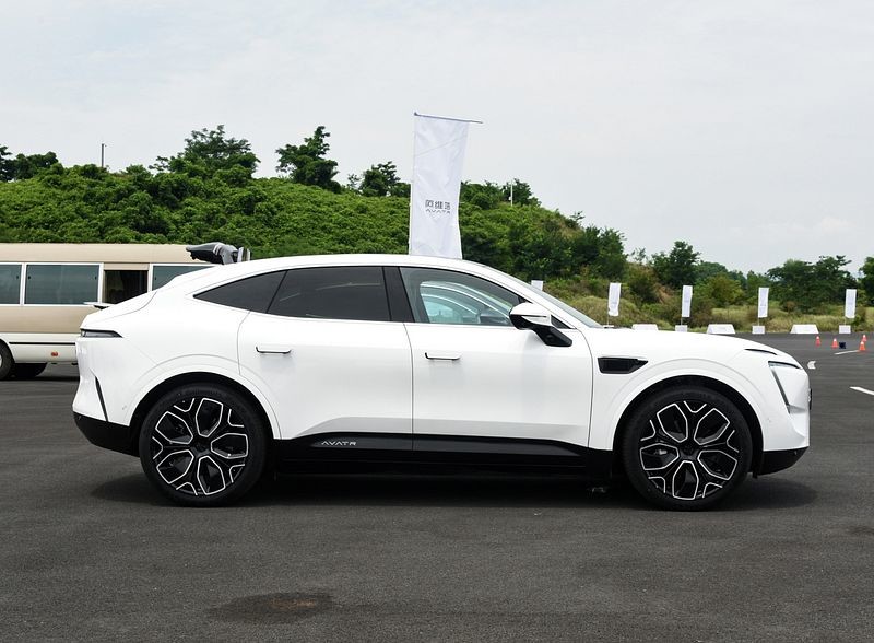 4 Doors 5 Seater Large Electric Cars Avita 11 555km Range 200km/h Max speed