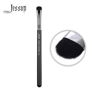 China Precise Flat Head Eyeliner Makeup Brushes Wood Handle Short Shader Brush wholesale