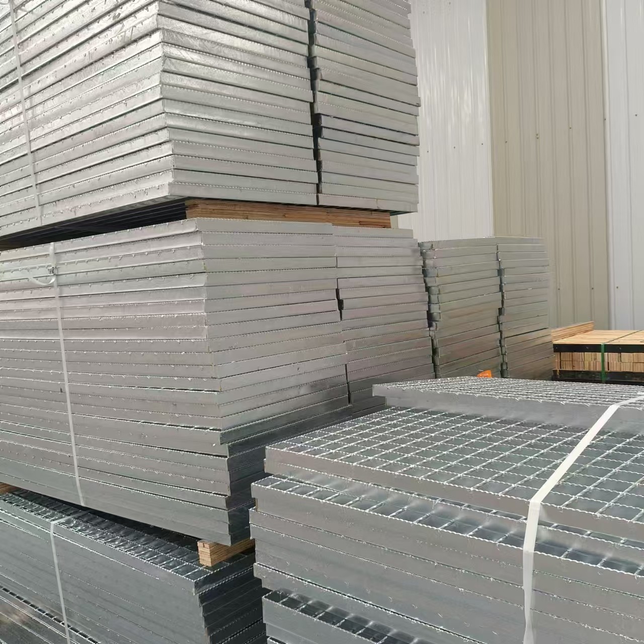 Convenient Aluminum Grating For Industrial Applications