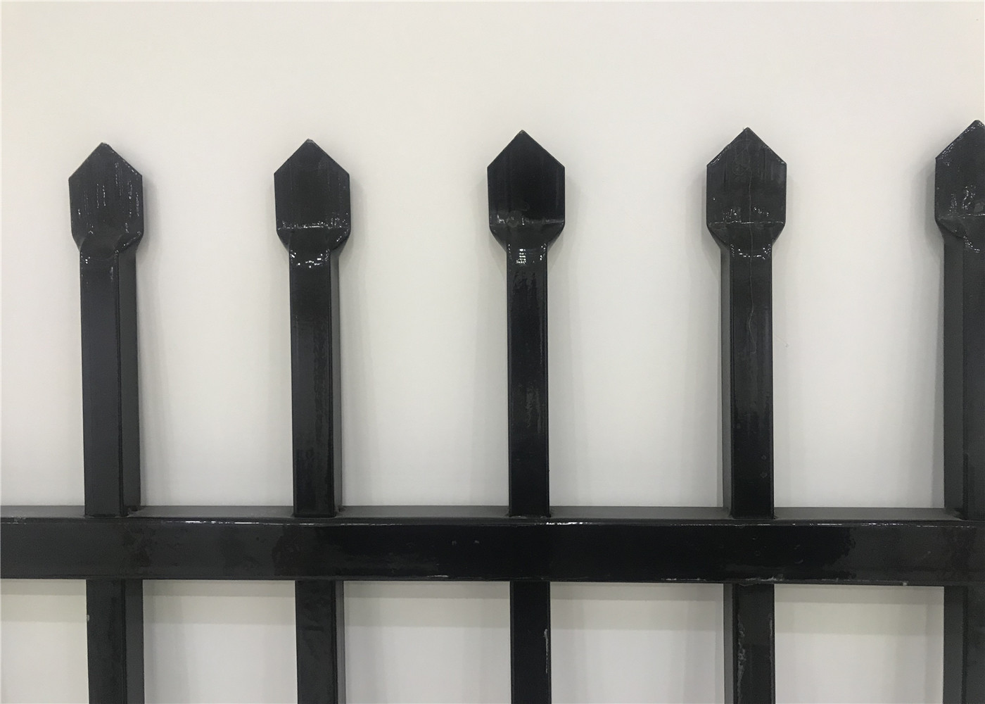 1500mm High X 2400mm Garrison Fencing Wide 2 rails 40X40X1.6 Upright 25X25X1.2 Crimped Spear With Post 65X65mm*1.60mm