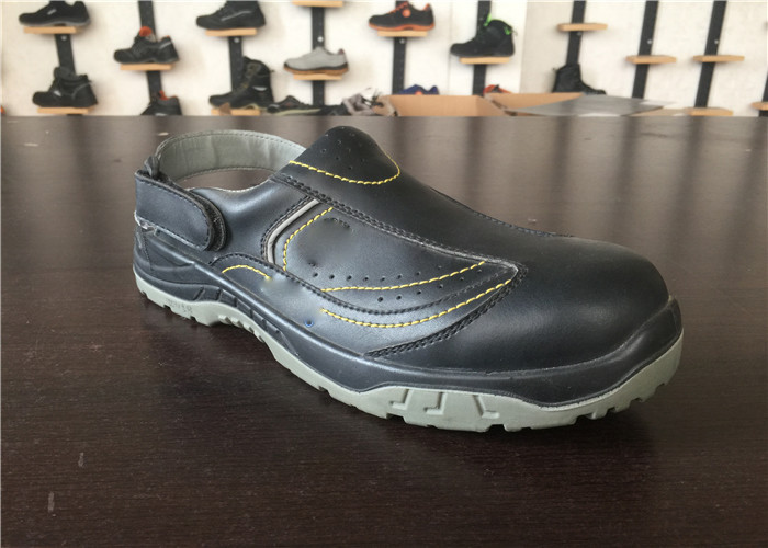 Oil Resistant Black Work Shoes / Black Work Clogs Removable Belt Washable For Farm