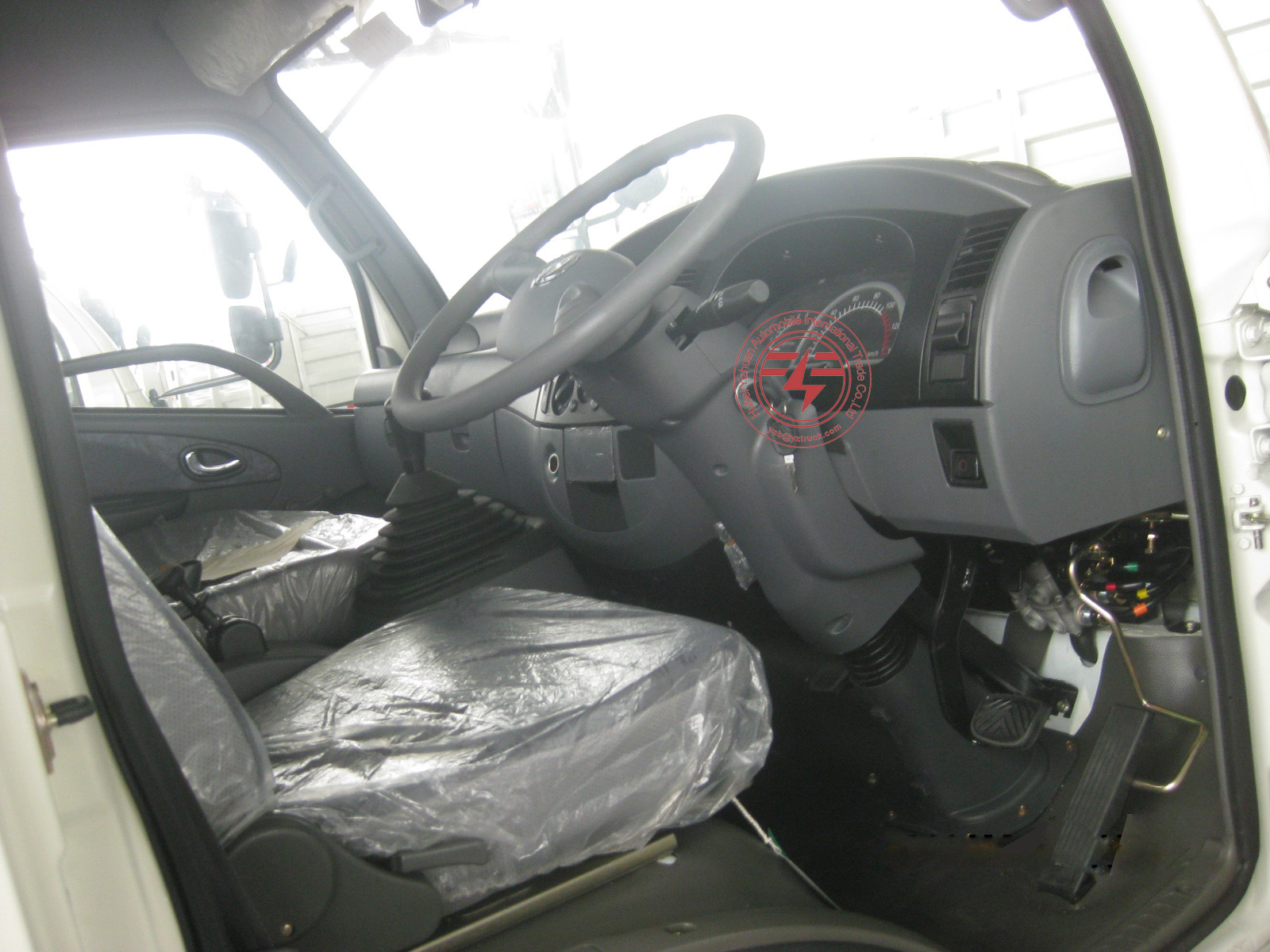 4X2 Drive Wheel Mini Light Van Cargo Truck Sale 4.5T 5.5T 5995x2130x3150 mm Dimensions
