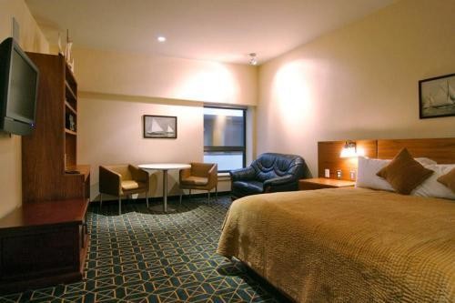 Budget Hotel Bedroom Furniture Laminated Cherry wood Double Bed with Headboard and Reception Sofa Teatable