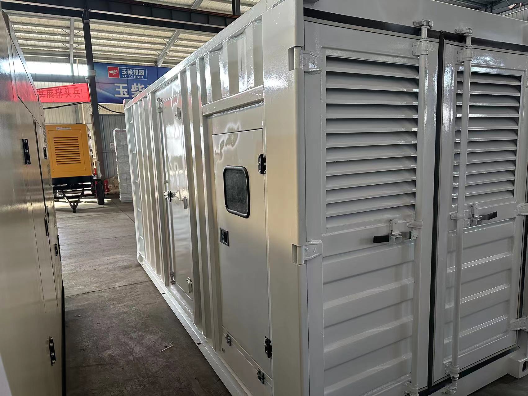 Container Type 400kva Yuchai Diesel Generator Set with Water Cooling System and Portable