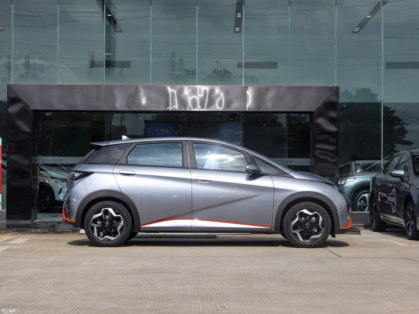 B YD Dolphin The 5 passenger hatchback electric with a great price is used for a high speed-up range of 405km new car EV car