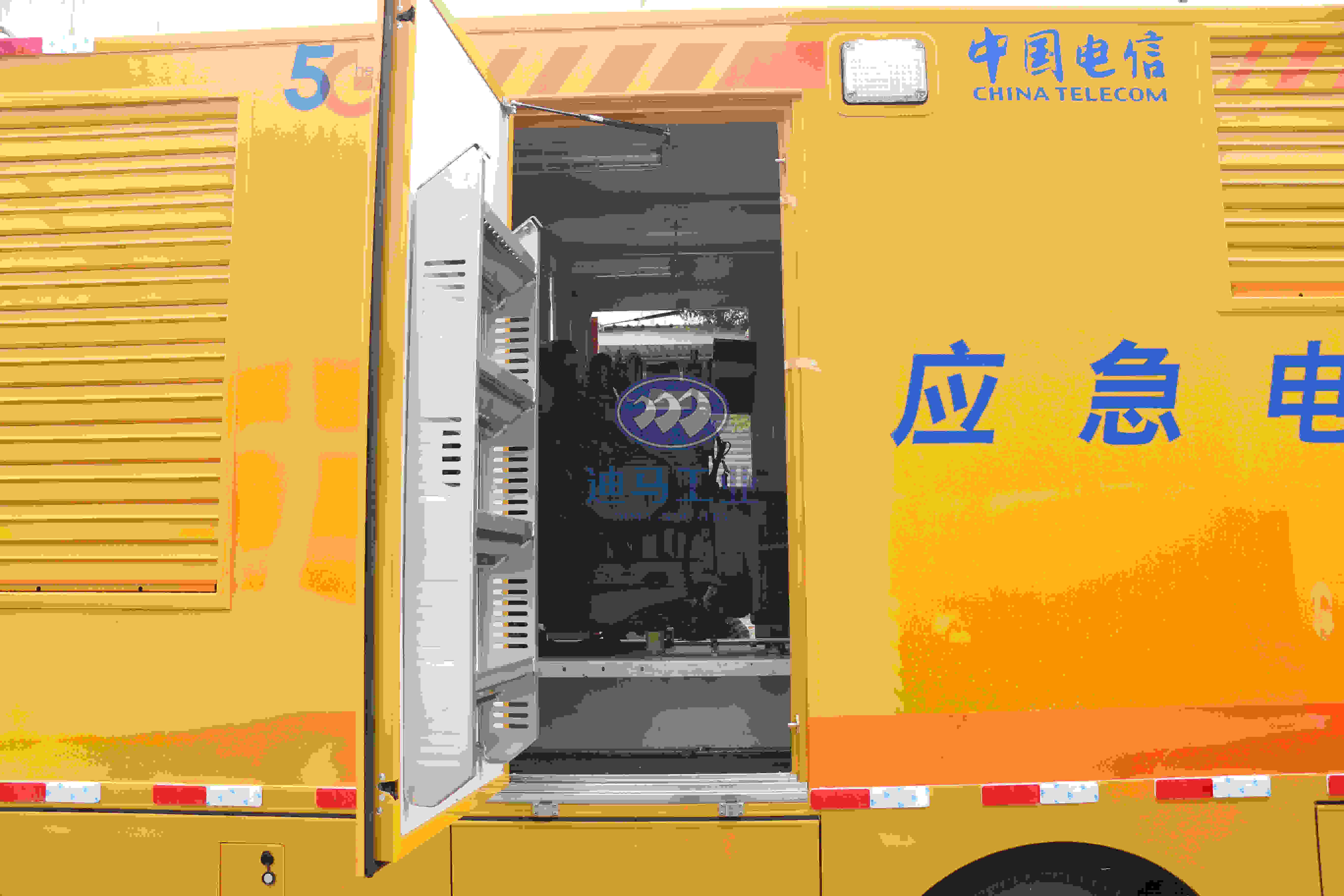 Diesel 500mm Wheelbase 6.8L 300KW Power Supply Vehicle