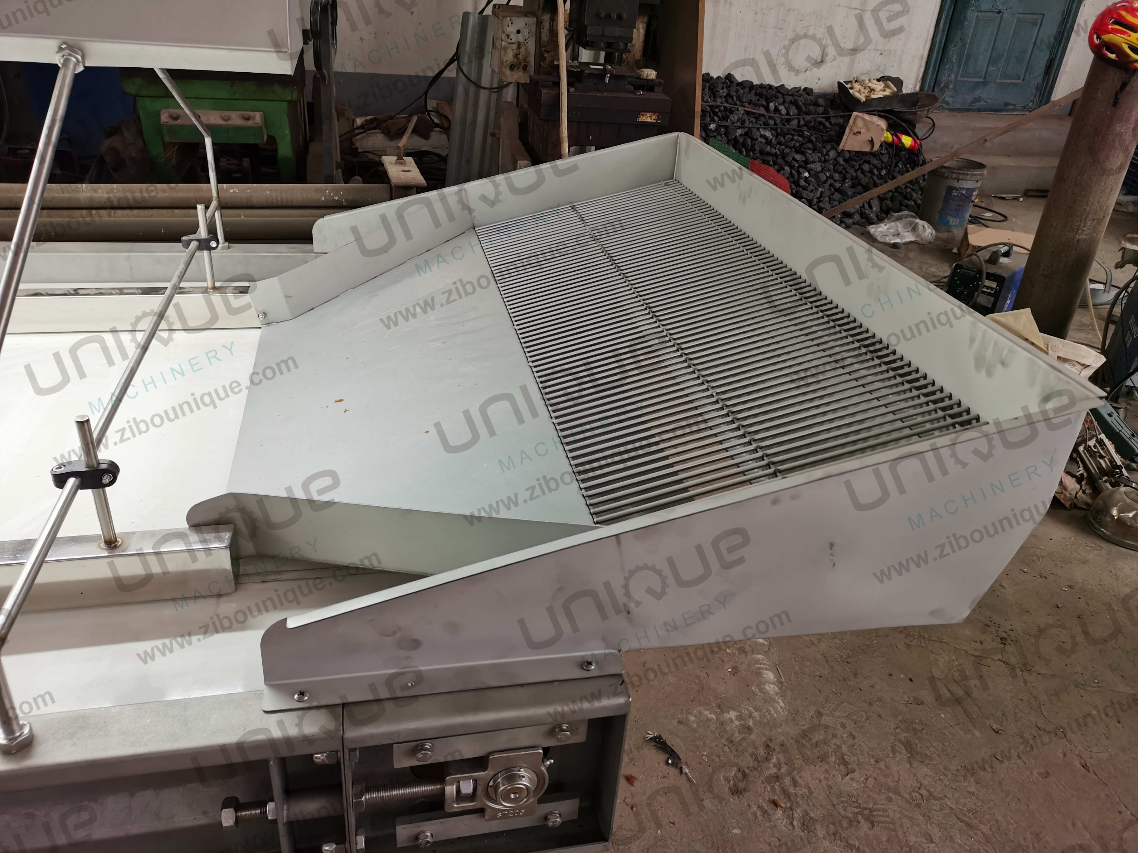 Selecting Fruit And Vegetables Sorting Machine For Dates Splitting