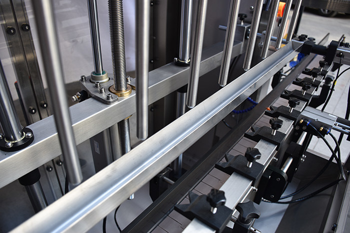 Pneumatic Filling Capping Machine For Palm Sunflower Vegetable Oil Bottling Plant