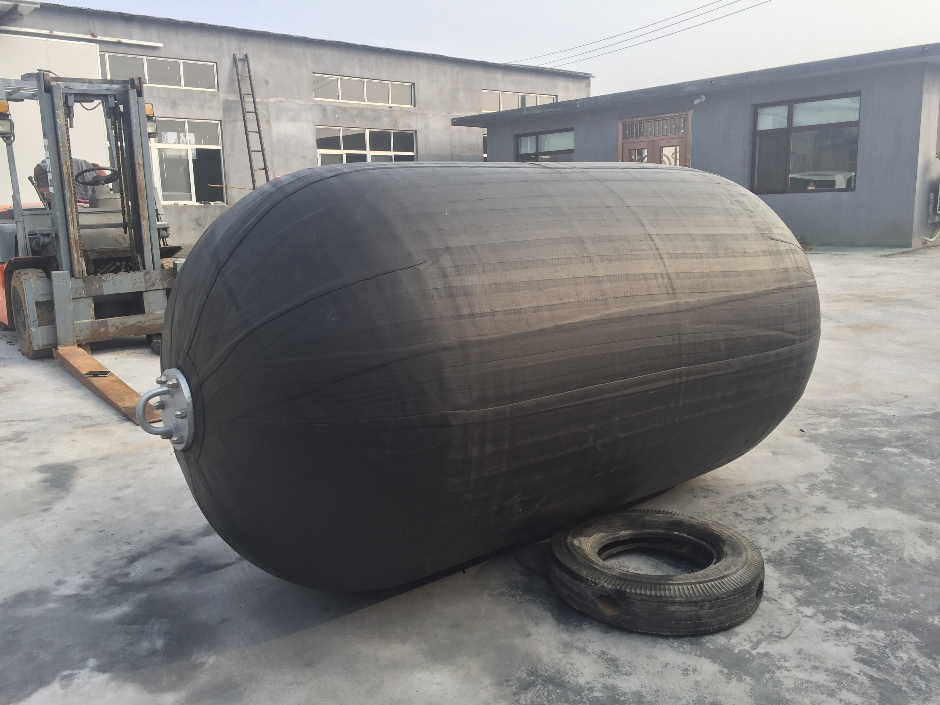 Marine Yokohama Type 0.08MPa Pneumatic Rubber Fender Galvanized Chain Tire