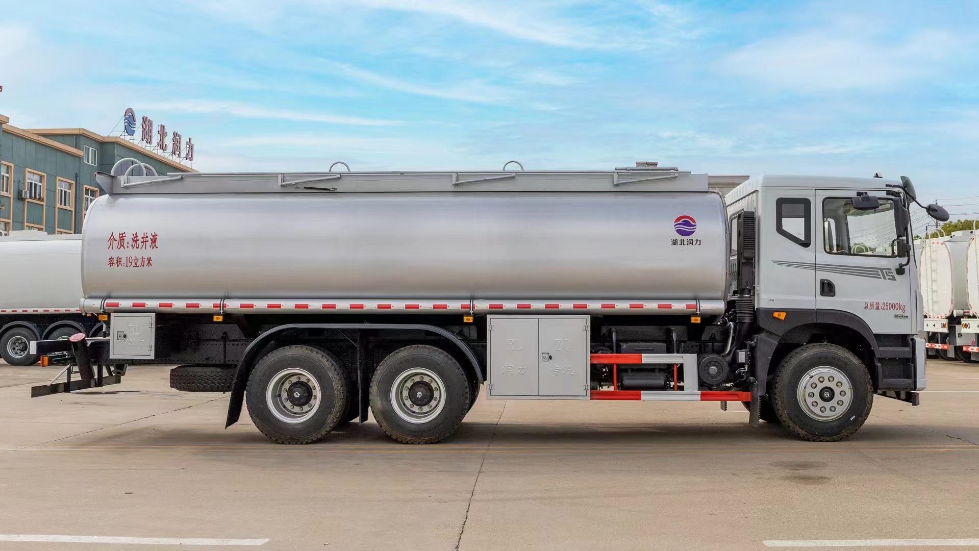 SHACMAN Mobile Refueling Truck/2000L Oil Tank Truck Supplied by Chinese Factory
