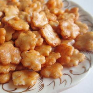 China Japanese imported snack salty delicious casual rice crackers wholesale