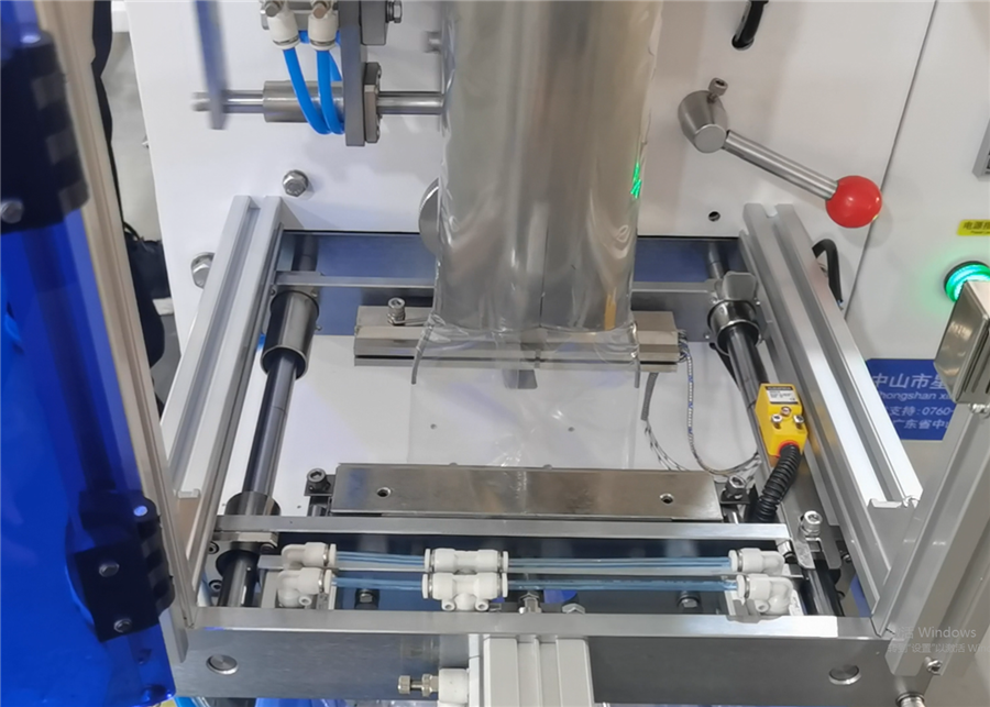 Xingke Automatic Vertical Hardware Metal Screw Weighing Pouch Bagging Packaging Machine for Fastener and Nails