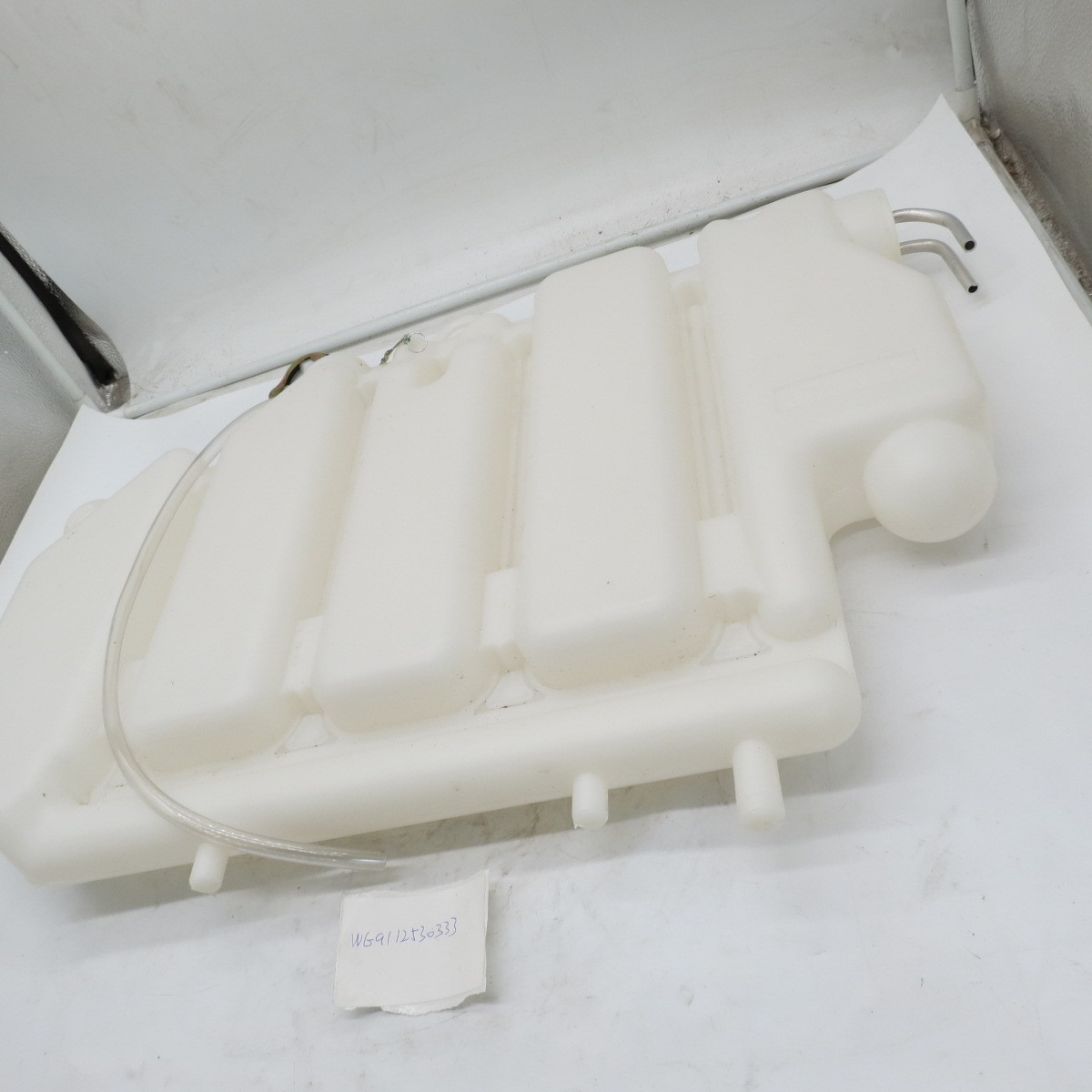 Good Quality China Supply Heavy Duty TruckHot sale diesel engine parts Expansion tank WG9112530333
