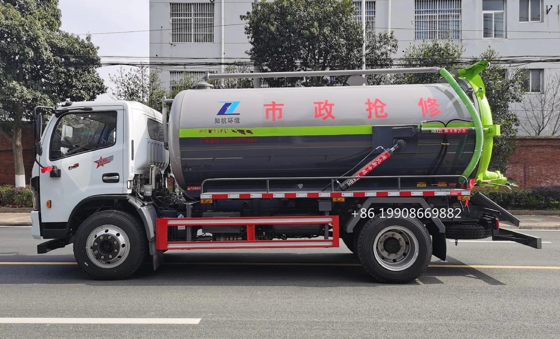 Dongfeng 4x2 Driver 8000L Sewage Suction Truck with Vacuum Pump for Sucking Waste Water Vacuum Sewer Tanker Suction Truck
