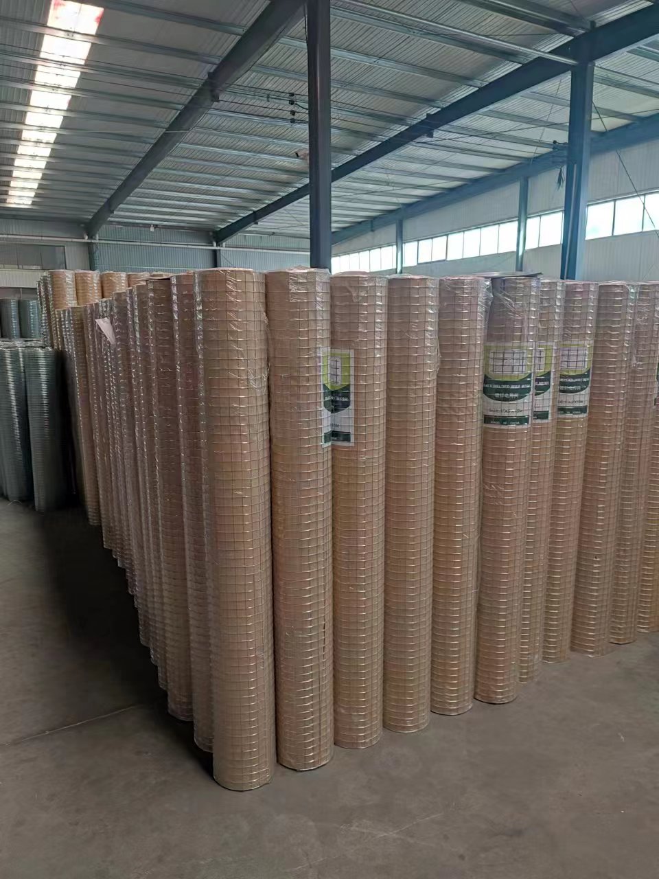 Custom Attractive Type Welded Wire Mesh Fencing Iron Wire Mesh with Anti-corrosion