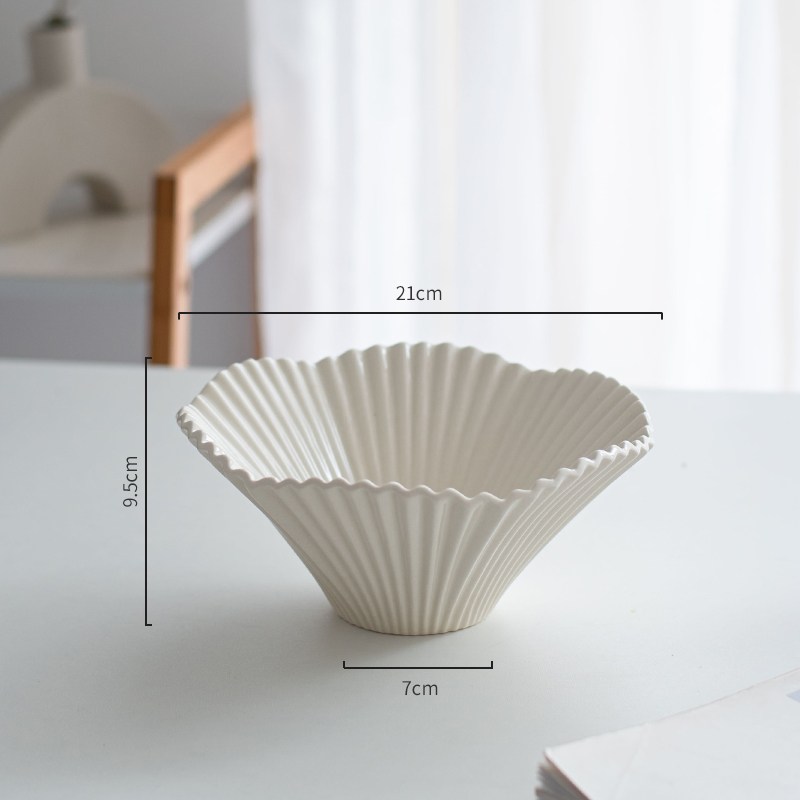 Porcelain Fruit Bowl On Sliver Stand For Serving Desserts And Snacks In European Style