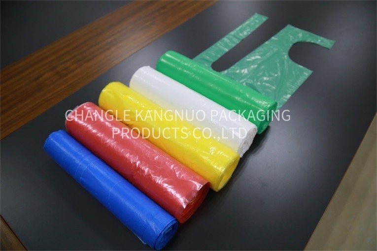 White Disposable Plastic Aprons On A Roll , Waterproof Hygiene Surgical Apron