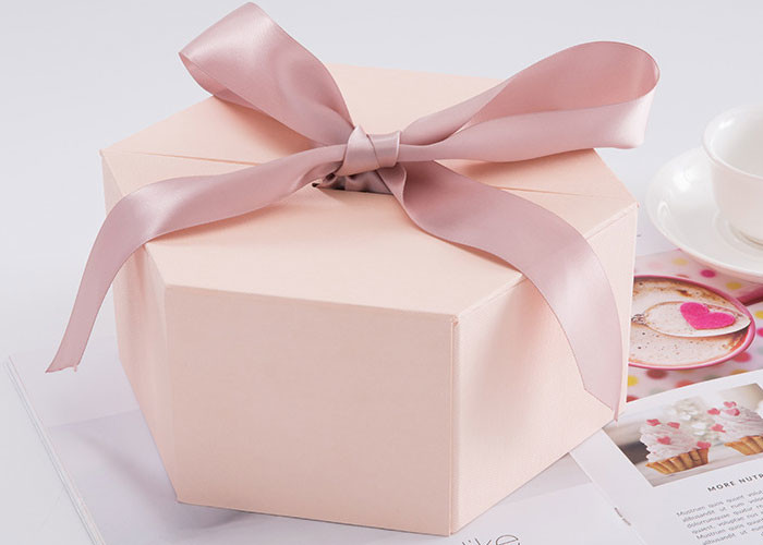Hexagon Custom Printed Gift Boxes Size 24.5 * 21.3 * 10.5cm With Ribbon
