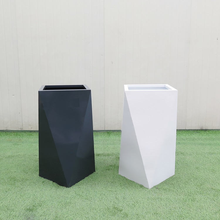 Community L407xW407xH1042mm Black Metal Plant Pot