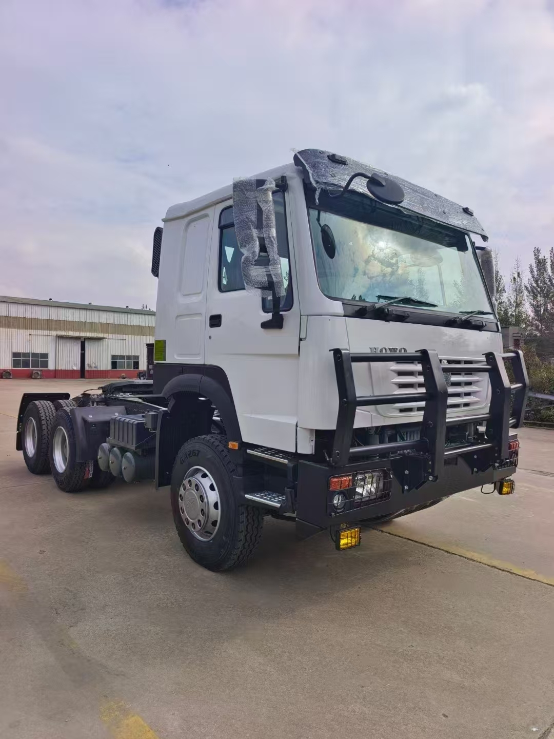 Used SINOTRUK HOWO 380HP 6x4 Tractor Head with Manual Transmission