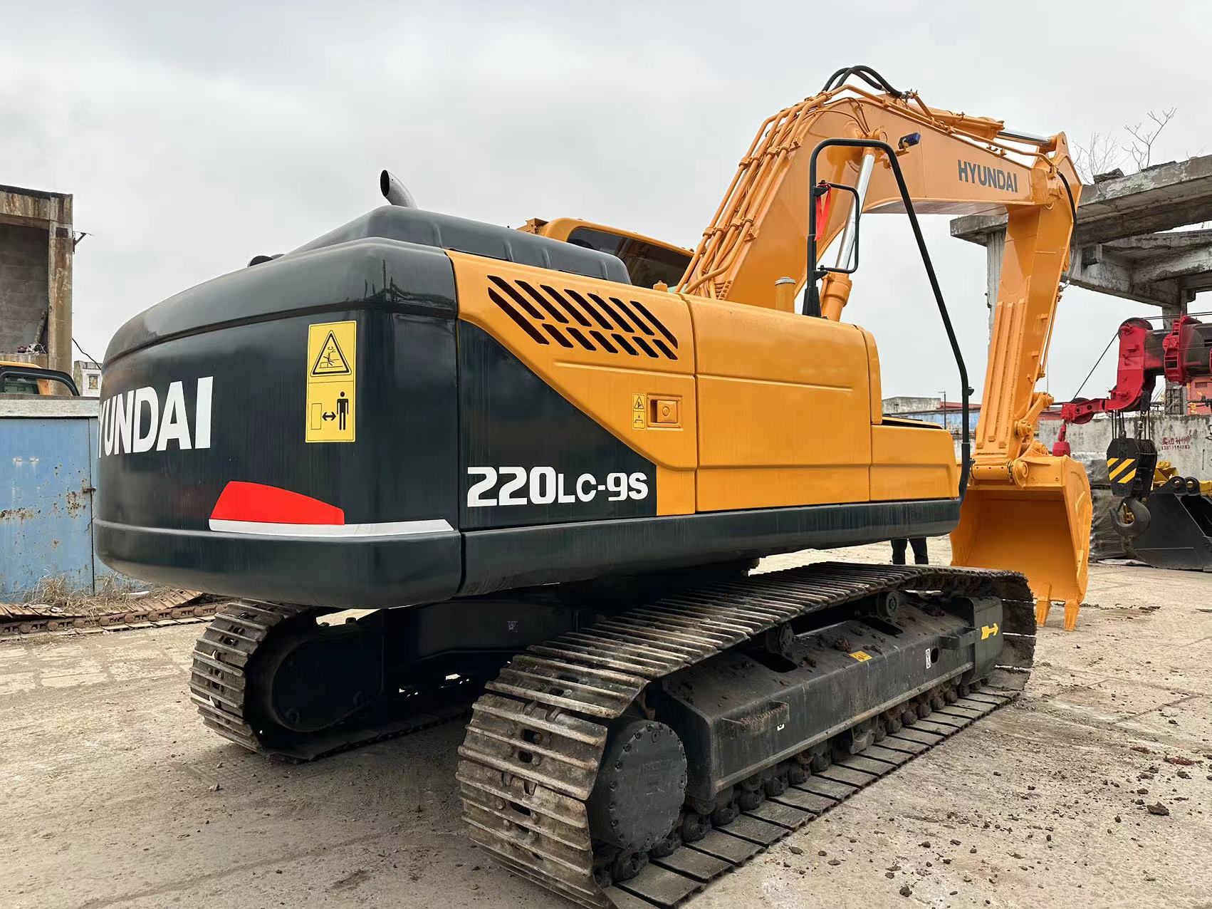 Hyundai 220LC-9s Excavator Loader with 1.05 m3 Bucket Capacity and 800 Working Hours
