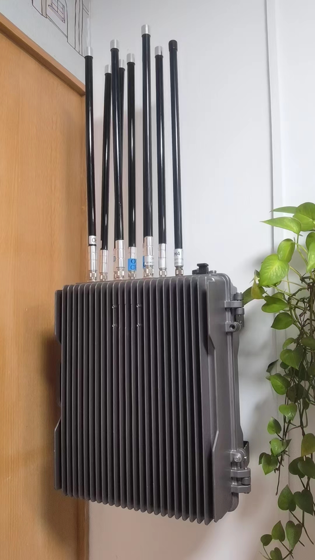 Waterproof IP65 Anti-Uavs Counter Drone Jammer with 1000W Power with Internal Antennas up to 7km