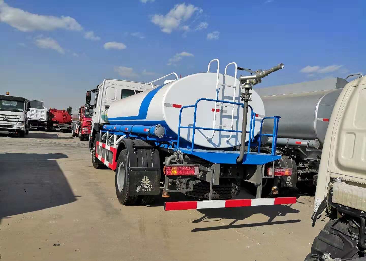 Sinotruk 10cbm Water Liquid Fuel Tank Truck 4 * 2 266hp With Air Conditioner