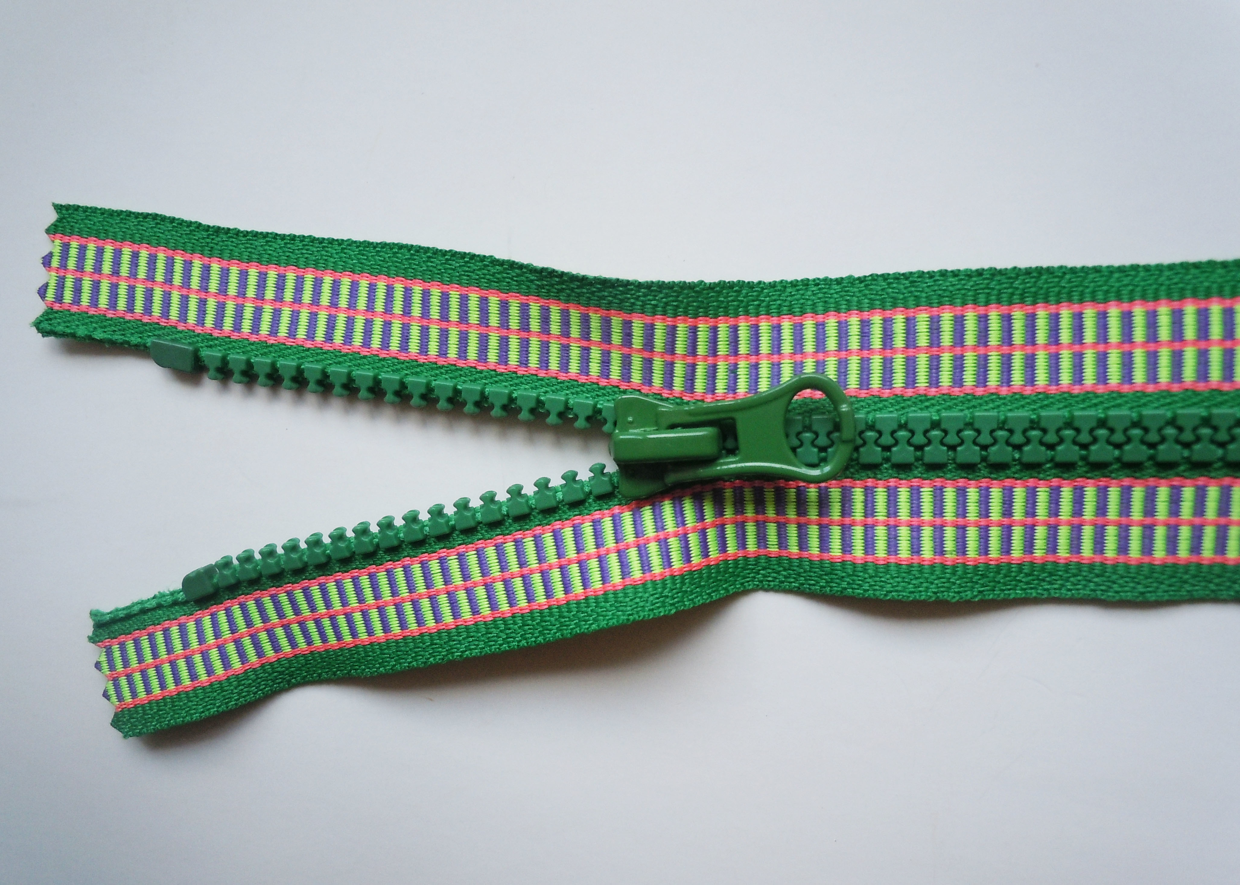 Colourful metel pull background nylon coil zipper zipper for jacket , coat , dress