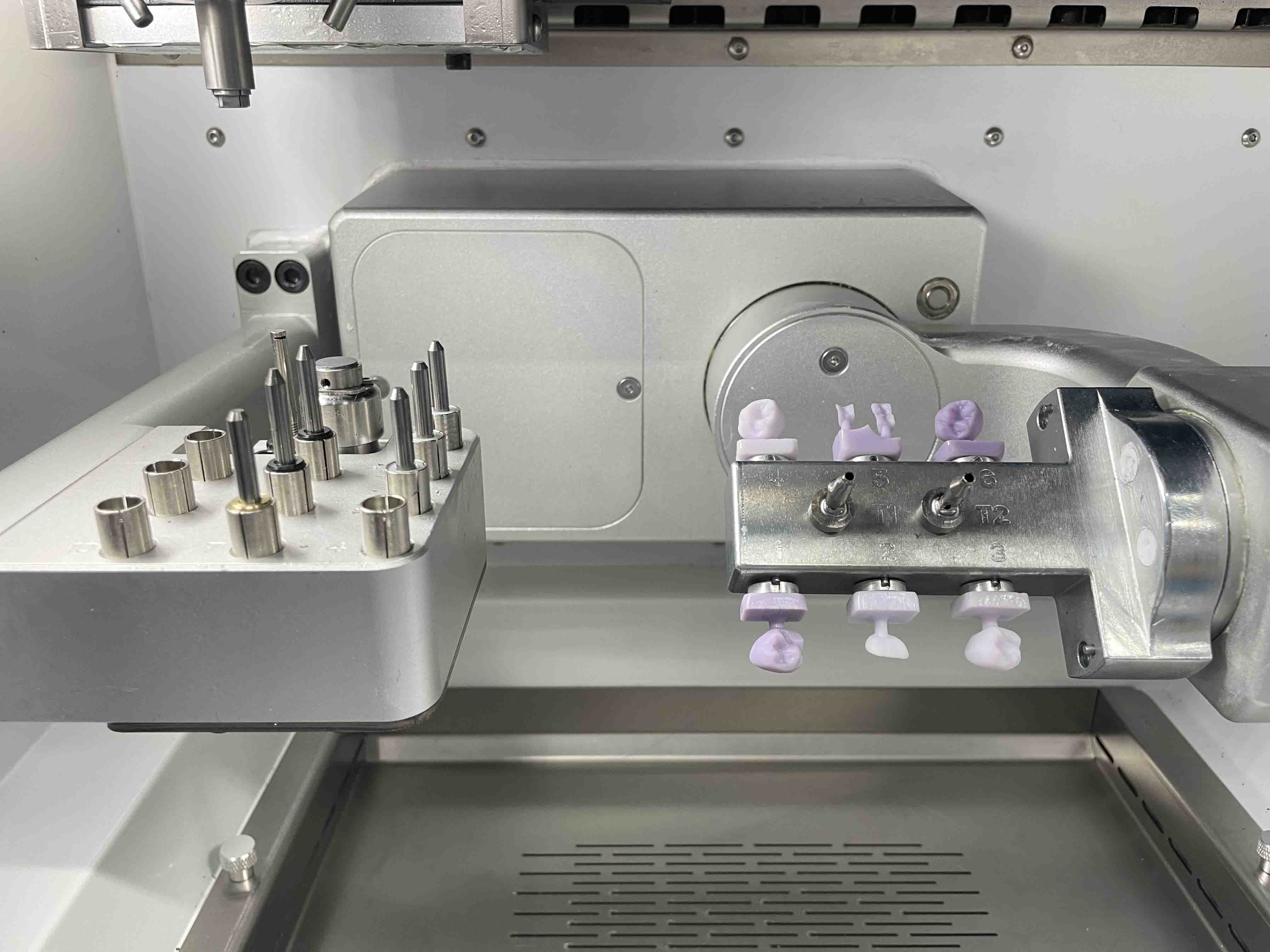 Yucera YRC-6X Wet 5 Axis Dental Milling Machine For Precise Processing
