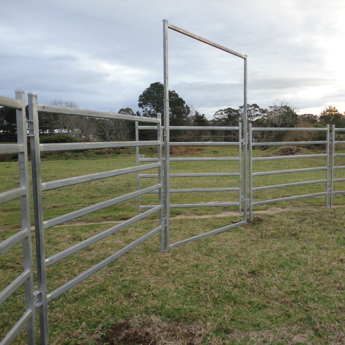 15m Diameter Round Corral Panels 22Pcs incl. 3m tall Gate ". Victoria "